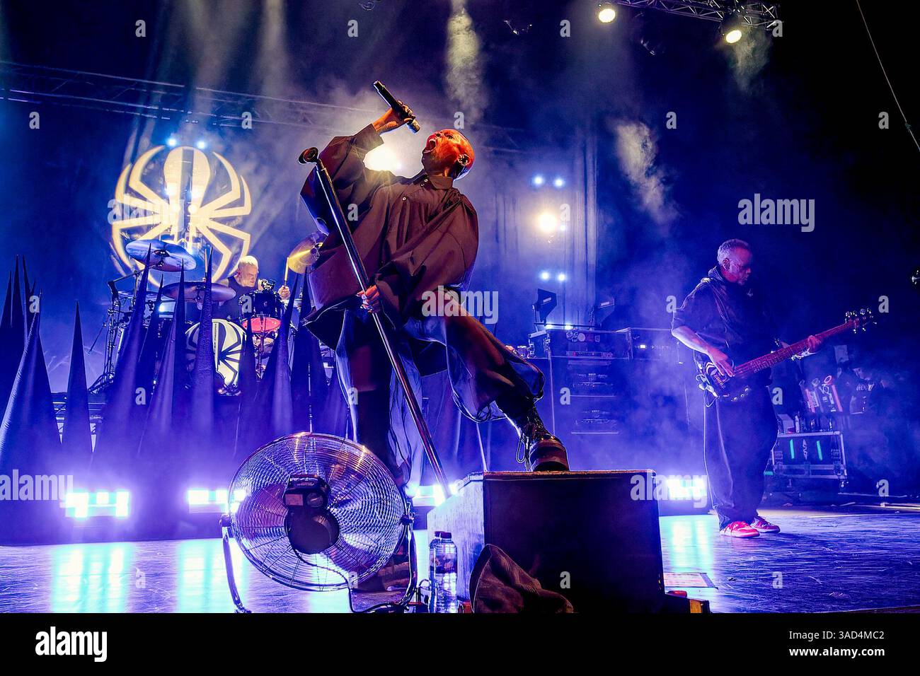 4 aprile 2025, Manchester, regno unito: MARK RICHARDSON (batterista) SKIN (DEBORAH DYER) (voce principale) e CASS (RICHARD LEWIS) (bassista) della rock band britannica Skunk Anansie live all'o2 Apollo Manchester nel loro 2025 Pain Truth Tour (Credit Image: © Andy Von Pip/ZUMA Press Wire) SOLO USO EDITORIALE! Non per USO commerciale! Foto Stock