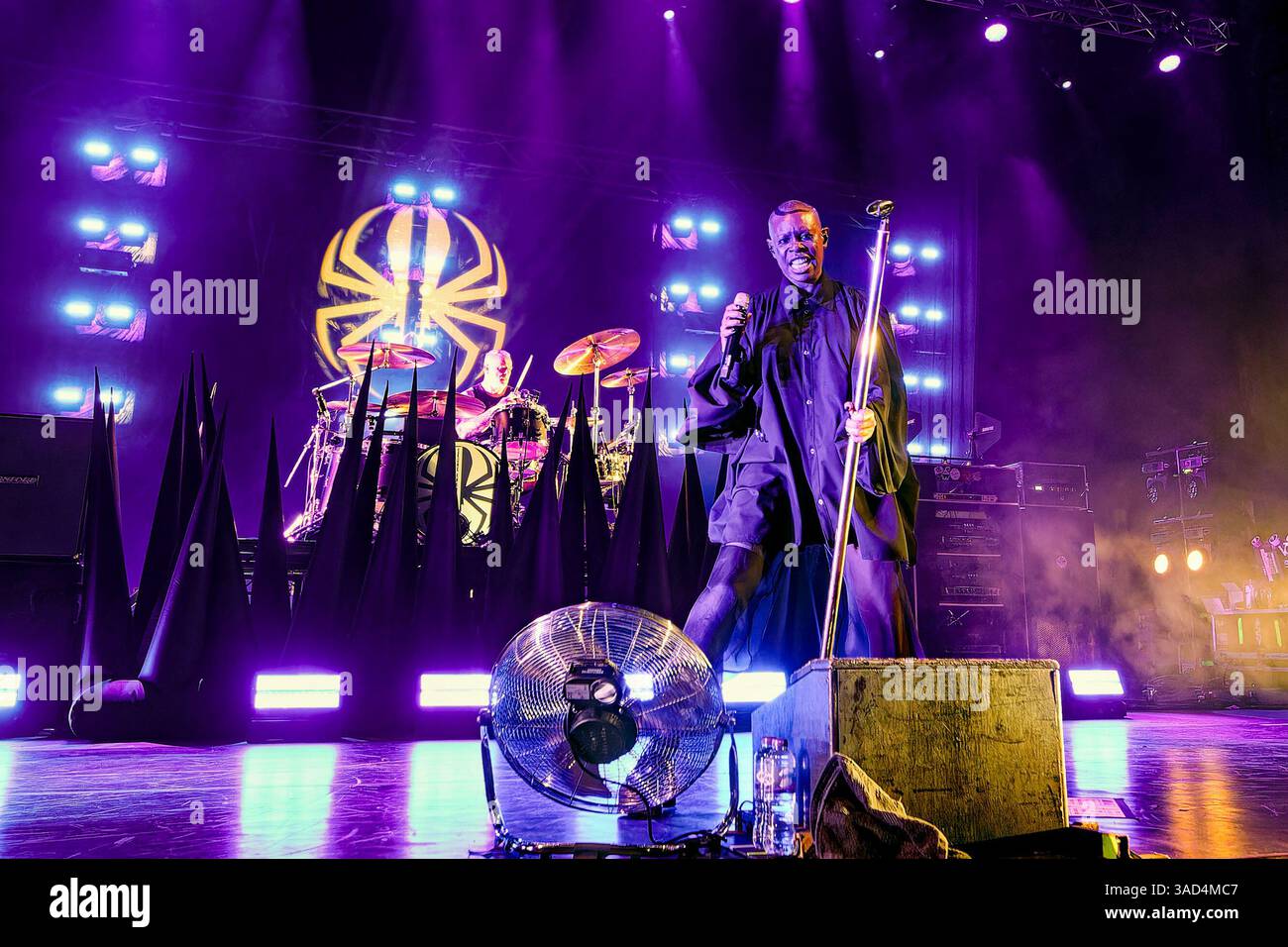 4 aprile 2025, Manchester, regno unito: MARK RICHARDSON (batterista) e SKIN (DEBORAH DYER) (voce principale) della rock band britannica Skunk Anansie live all'o2 Apollo Manchester nel loro 2025 Pain Truth Tour (Credit Image: © Andy Von Pip/ZUMA Press Wire) SOLO USO EDITORIALE! Non per USO commerciale! Foto Stock