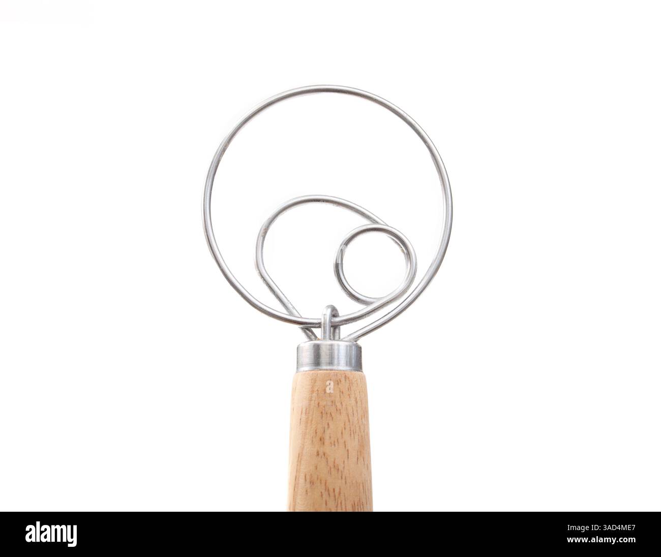 Frusta isolata per impasto, primo piano. Vista frontale dello strumento di cottura con frusta di legno per frullare e mescolare l'impasto o l'impasto per il pane. Noto anche come frusta per impasti danesi o fratellino Foto Stock