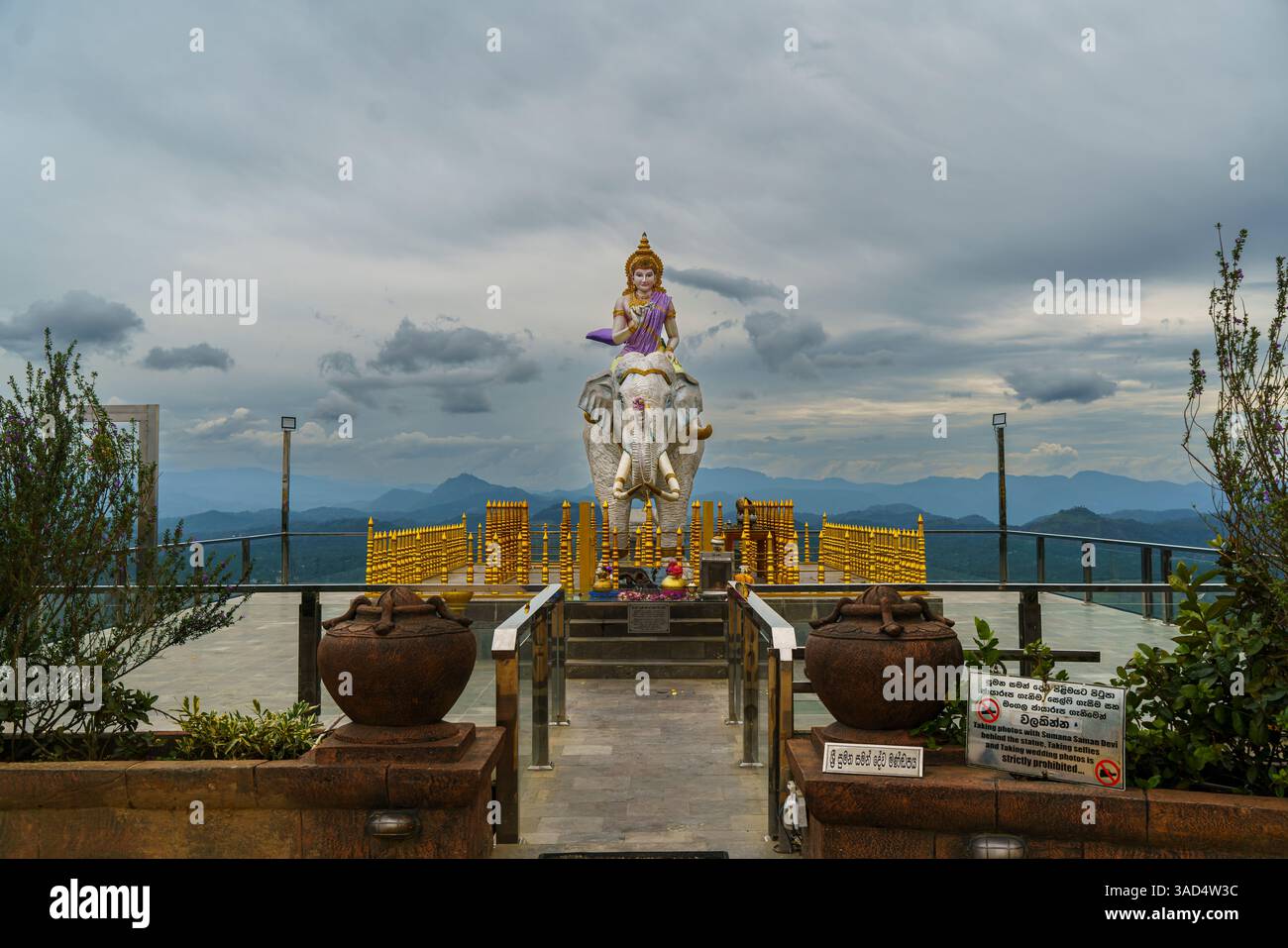 Una maestosa statua di Samantabhadra Bodhisattva a cavallo di un elefante bianco al Nelligala International Buddhist Centre, Sri Lanka, adagiata su un panorama Foto Stock