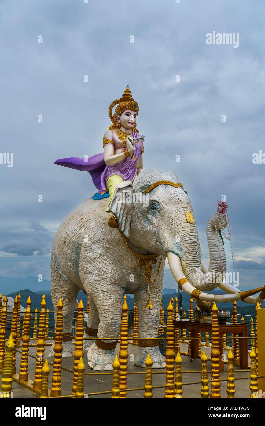 Una maestosa statua di Samantabhadra Bodhisattva a cavallo di un elefante bianco al Nelligala International Buddhist Centre, Sri Lanka, adagiata su un panorama Foto Stock