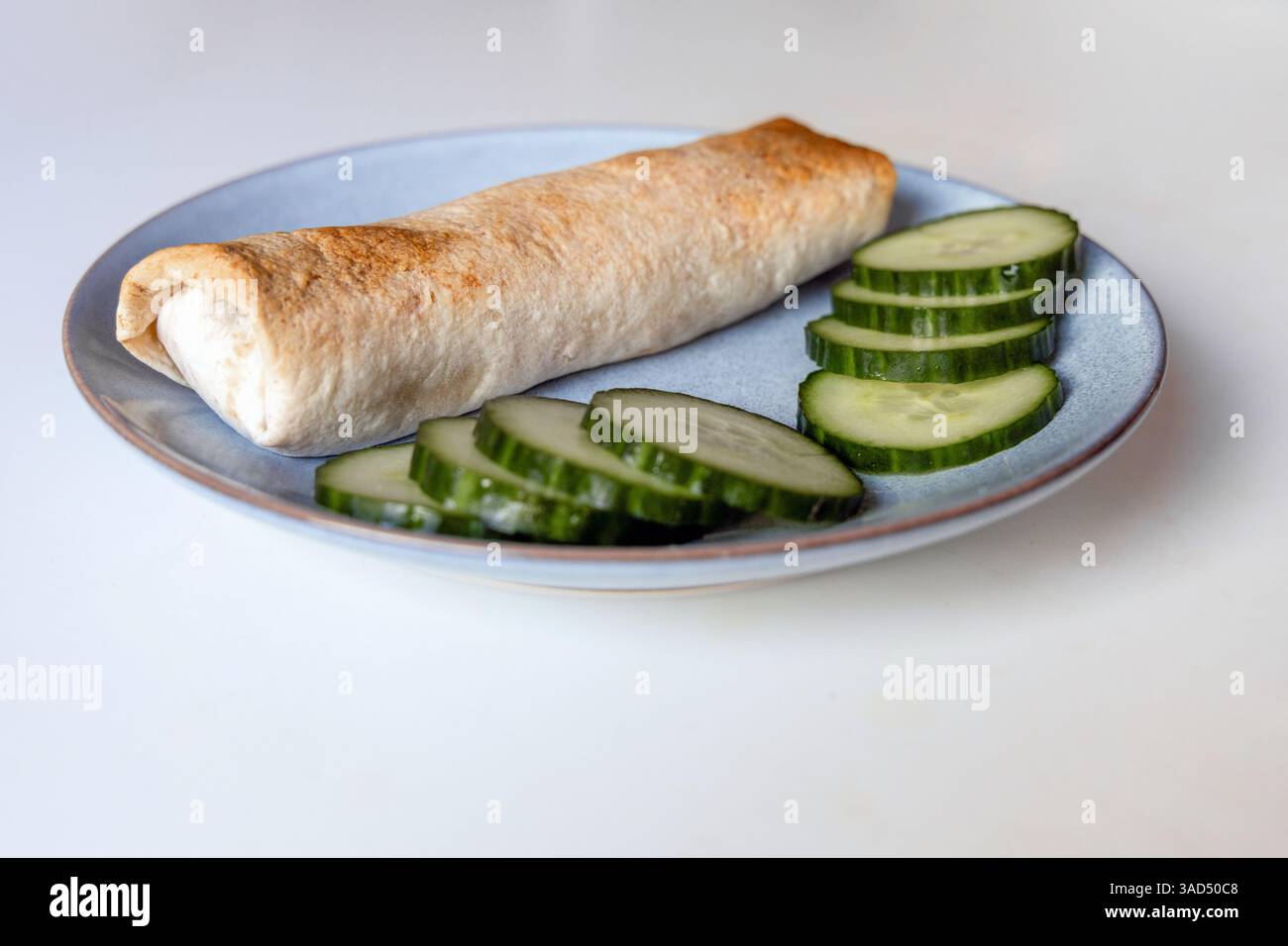 Delizioso rotolo fritto su un piatto. Foto di alta qualità Foto Stock