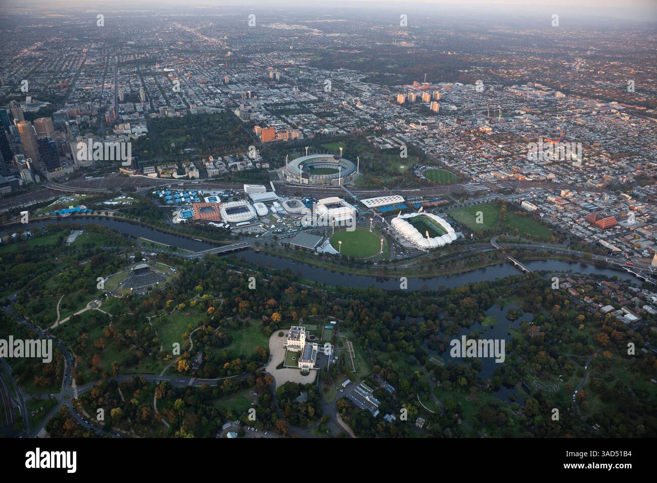 Vista aerea del fiume Yarra, della zona di Melbourne e dei Parchi Olimpici, del MCG, dello Yarra Park e dei Giardini Botanici reali al tramonto. Foto Stock