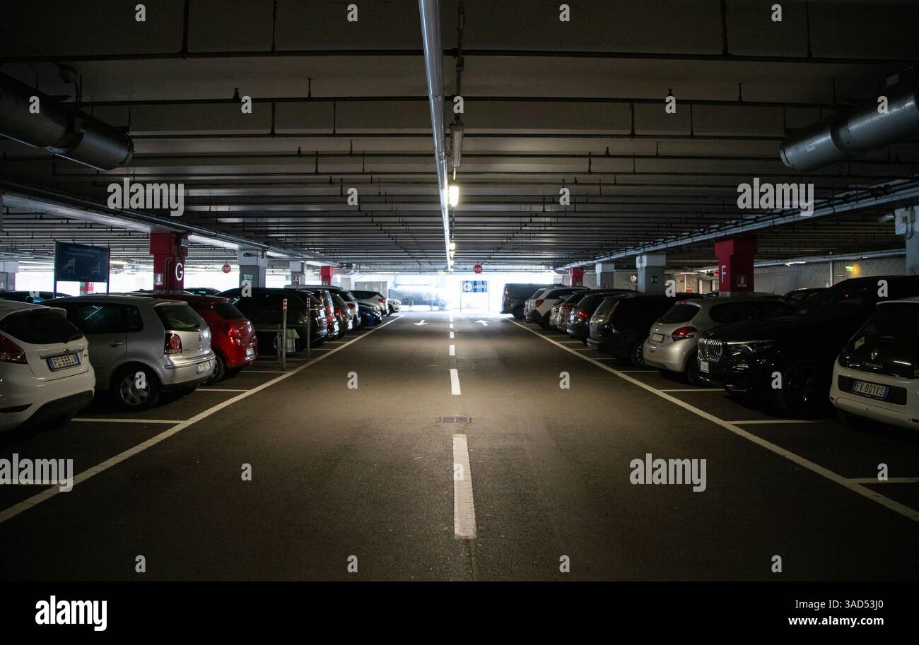 Area parcheggio sotterranea del centro commerciale con sistema di sicurezza a piena capacità moderna illuminazione urbana Foto Stock