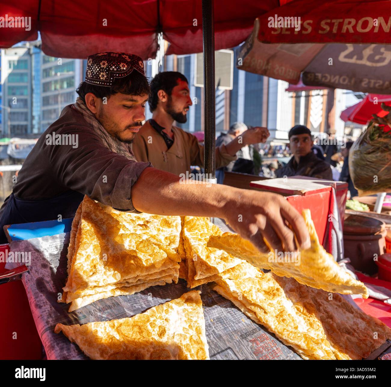 Cheburek, torte di pane, commercio di strada nella zona del mercato avicolo di Kabul, Afghanistan Foto Stock