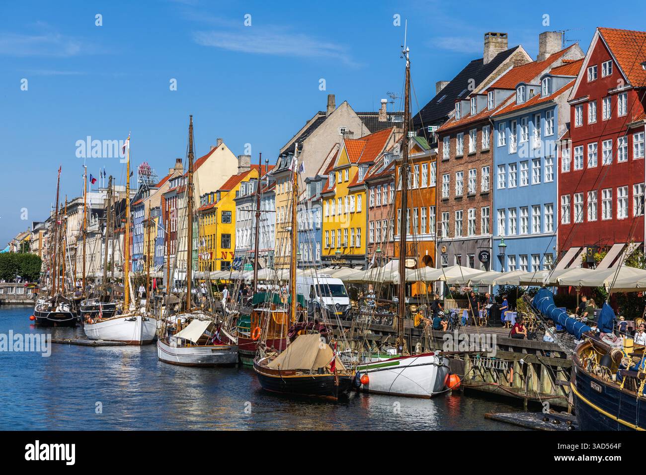 La famosa zona di Nyhavn nella parte storica della città di Copenaghen con case e barche tradizionali Copenhagen, Danimarca - Oktober 15, 2024 Foto Stock