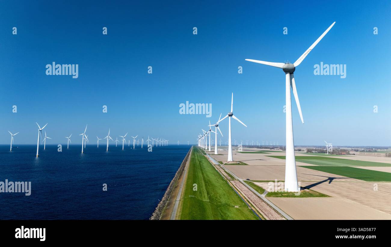 Il parco offshore dei mulini a vento dispone di numerose turbine eoliche che generano energia pulita lungo la costa olandese. Turbine eoliche offshore nella transizione energetica verde oceanica nei Paesi Bassi Foto Stock