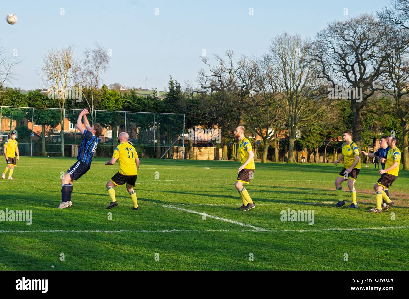 Belfast Co Down Northern Ireland 3 aprile 2025 - squadre locali di calcio di Belfast che giocano sul campo Cherryvale Amity Foto Stock