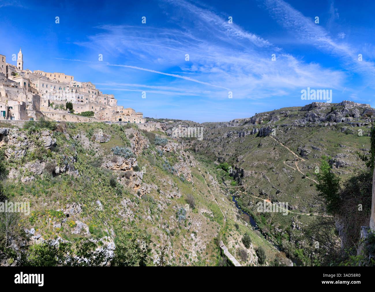 Paesaggio urbano dei Sassi di Matera, Italia: Veduta della riserva naturale della Murgia Materana e delle Chiese delle Grotte. Foto Stock