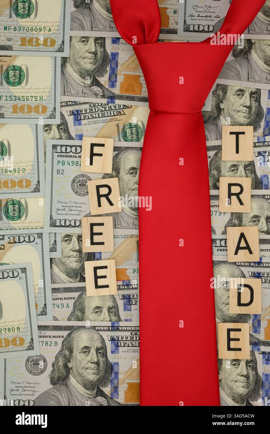 Cravatta rossa sullo sfondo dei dollari. Espressione " libero scambio ". Guerre commerciali. Le relazioni commerciali globali cambiano. Foto Stock