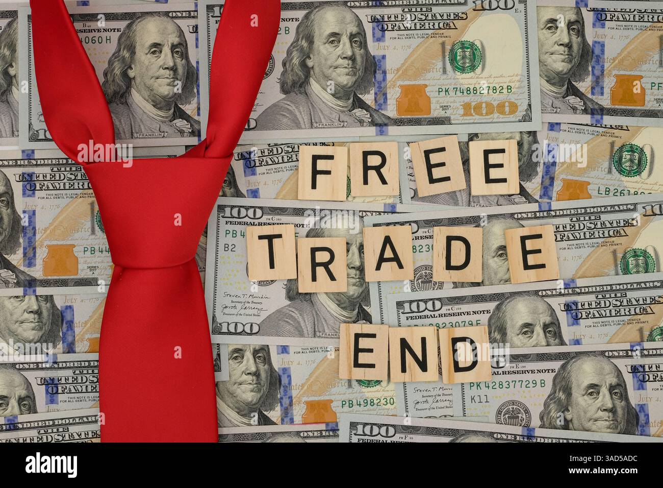 Cravatta rossa sullo sfondo dei dollari. Espressione " Free trade end ". Guerre commerciali. Le relazioni commerciali globali cambiano. Foto Stock