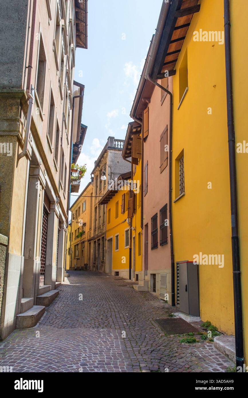 Una strada storica a Udine, Friuli, N.E. Italia. La pianta della strada e i ciottoli suggeriscono origini medievali. C18th-19th case. Vicolo stretto e tortuoso Foto Stock Una strada storica a Udine, Friuli, N.E. Italia. La pianta della strada e i ciottoli suggeriscono origini medievali. C18th-19th case. Vicolo stretto e tortuoso Foto Stock