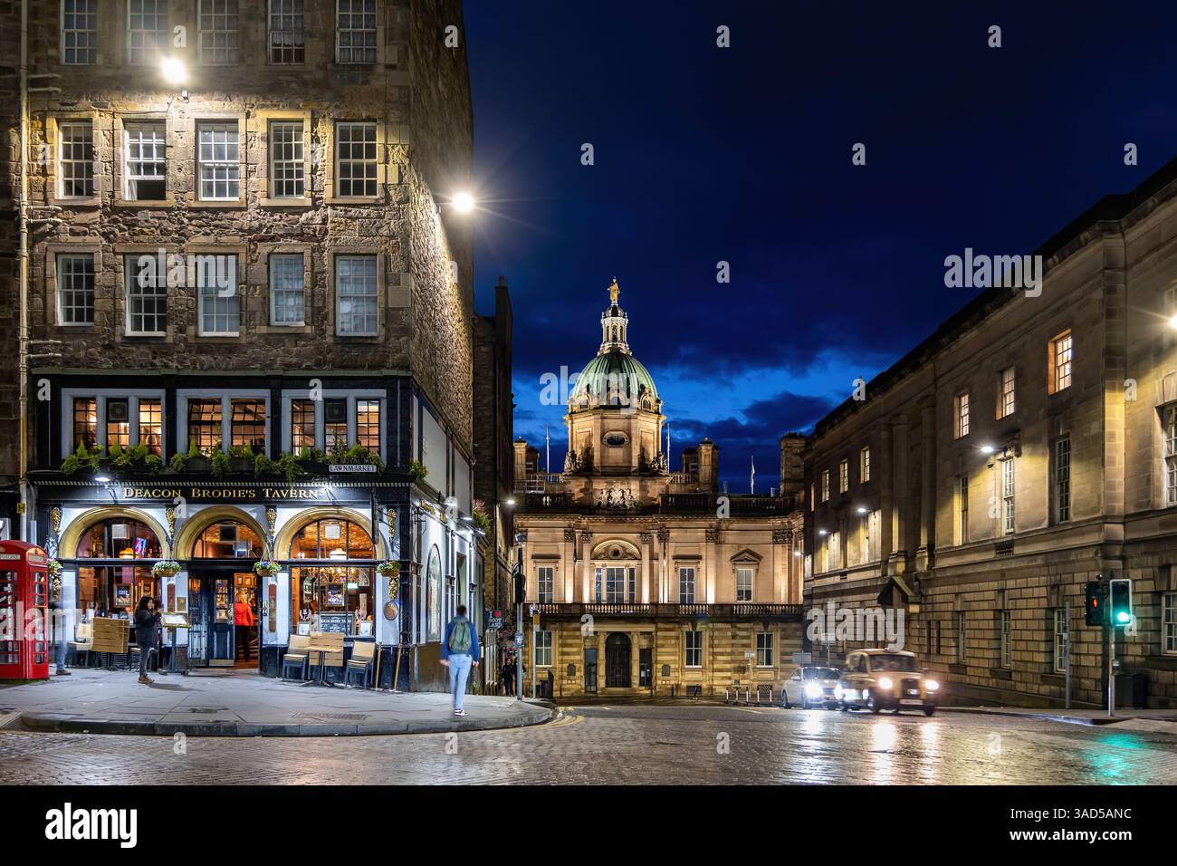 Deacon Brodies Tavern and Museum on the Mound di notte nella città vecchia di Edimburgo, in Scozia, Regno Unito. Situato nella storica Bank of Scotland Head of Foto Stock