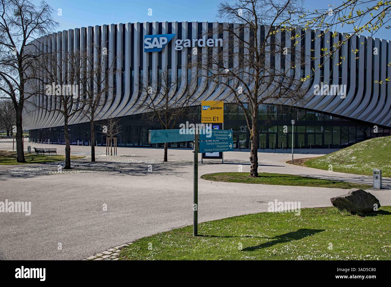München, Deutschland 03. Aprile 2025: IM Bild: Der SAP Garden, Die Mehrzweckhalle im Münchner Olympiapark. Aussenansicht mit dem Logo der Arena. Bayern *** Monaco di Baviera, Germania 03 aprile 2025 nella foto The SAP Garden, la sala polifunzionale nel Parco Olimpico di Munichs Vista esterna con il logo Arena Bayern Copyright: XFotostandx/xFritschx Foto Stock