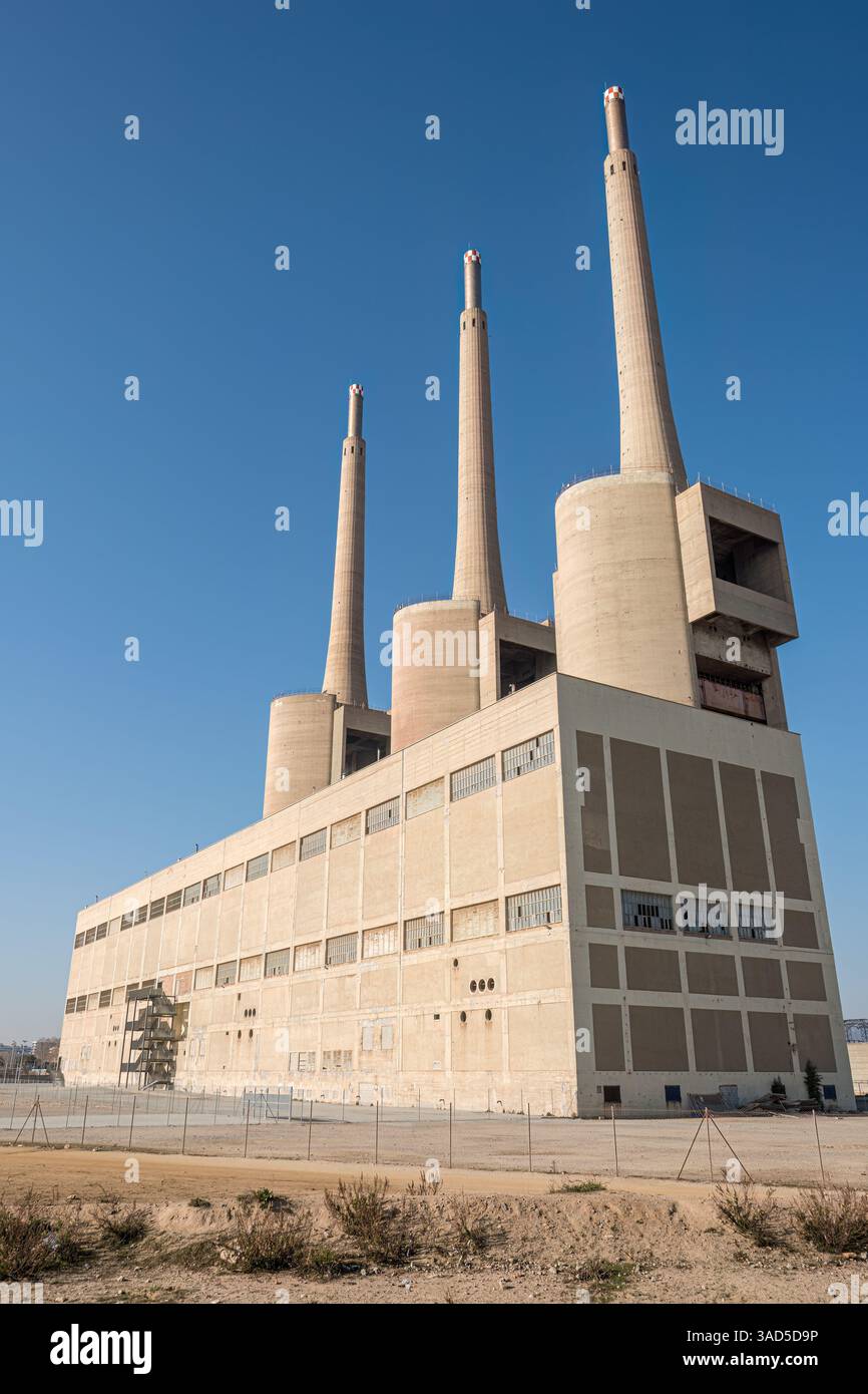 L'imponente centrale termica di chiusura a Sant Adria vicino a Barcellona con i suoi iconici tre monili di fumo Foto Stock