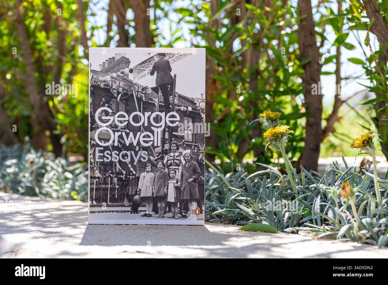 Primo piano del libro di George Orwell Essays in the Garden. Foto Stock