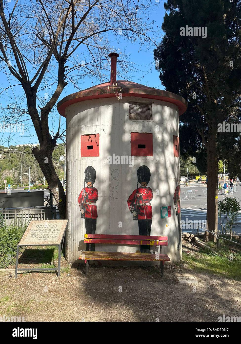 Una vecchia cabina da pilastri costruita dall'esercito britannico durante la rivolta araba nel 1936 situata all'angolo tra Gaza e Herzog Street, di fronte alla Valle della Croce (Emek HaMatzleva), a destra dell'emergente quartiere di Rehavia, Gerusalemme Ovest Israele Foto Stock