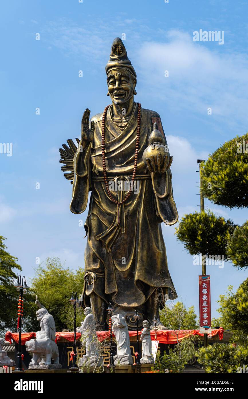 Yong Peng, Johor, Malaysia: A Grand Sight: La statua di Ji Gong più alta della Malesia Foto Stock
