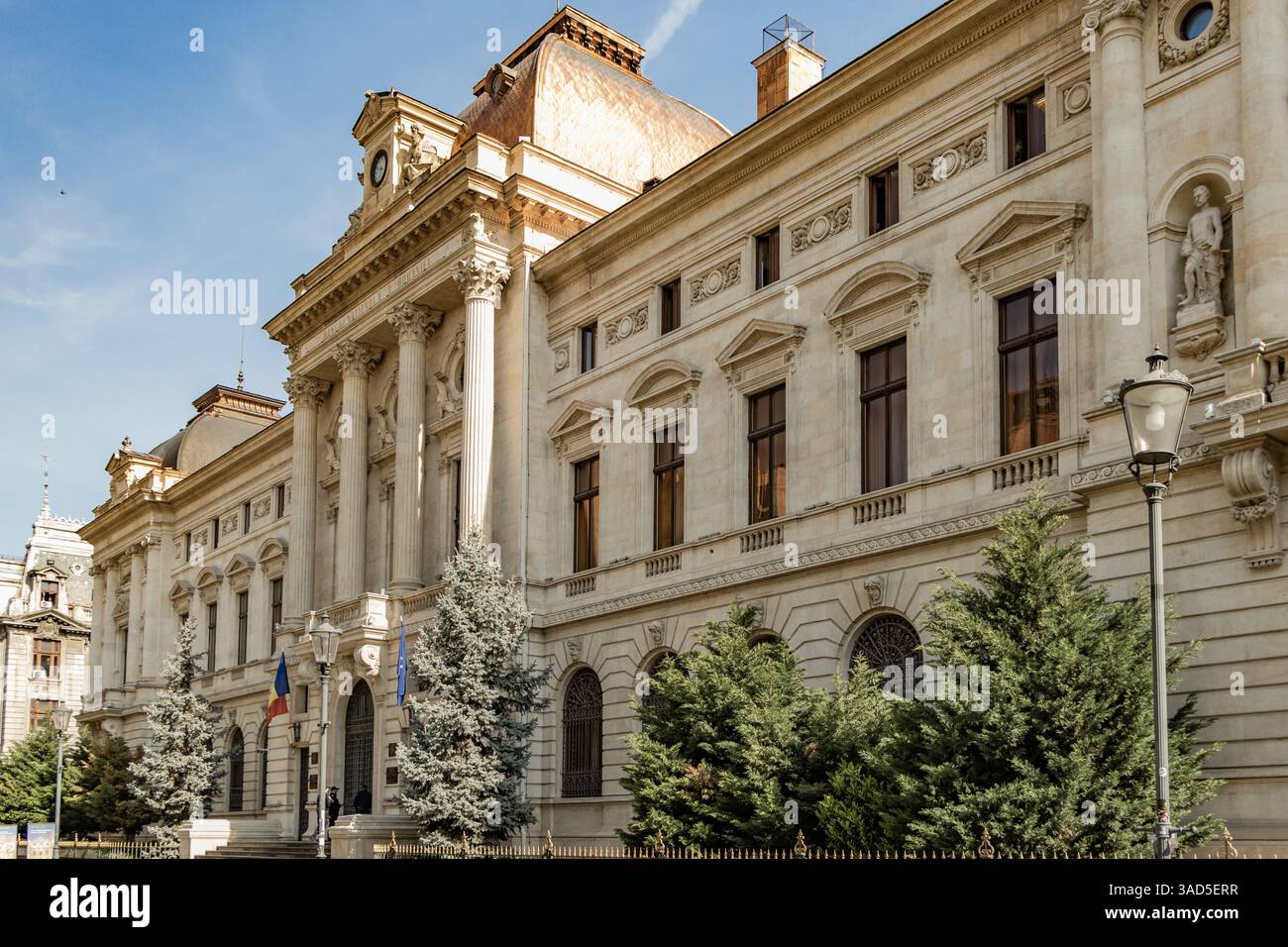 BUCAREST, ROMANIA - 25 MAGGIO 2014. L'edificio della Banca Nazionale di Romania (BNR), palazzo progettato da Albert Galleron e Cassien Bernard. Foto Stock