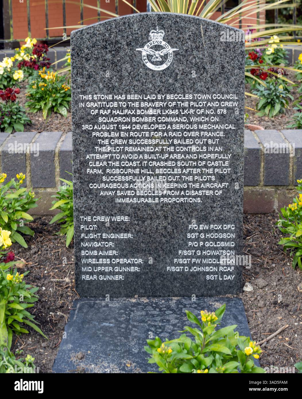 Lapide commemorativa dedicata all'equipaggio del bombardiere RAF Halifax LK846 LK-R del No. 578 Squadron Bomber Command, Beccles, Suffolk, East Anglia, Inghilterra, REGNO UNITO Foto Stock