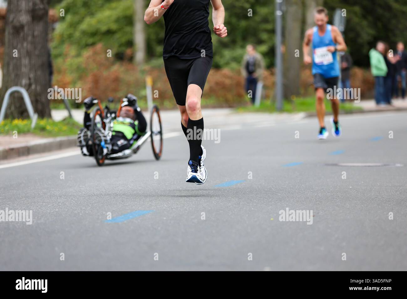 Corridori e handbiker alla maratona di Amburgo Foto Stock