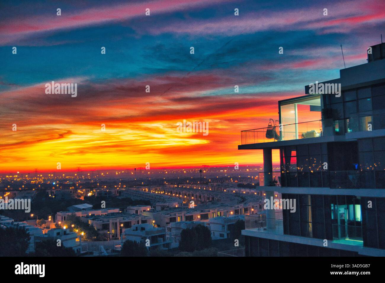 Splendido tramonto preso da un balcone a Damac Hills Dubai Foto Stock