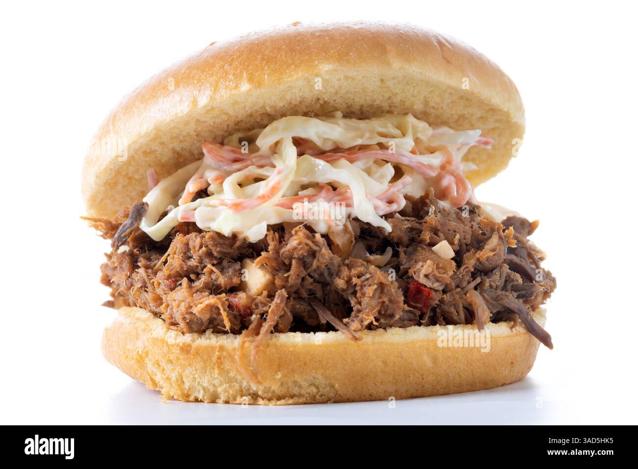 Panino di maiale estratto con insalata di cavolo isolata su sfondo bianco Foto Stock
