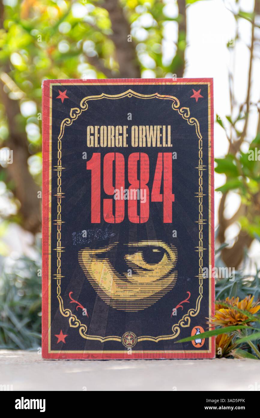 Primo piano del famoso romanzo distopico di fantascienza sociale 1984 di George Orwell in the Garden. Foto Stock
