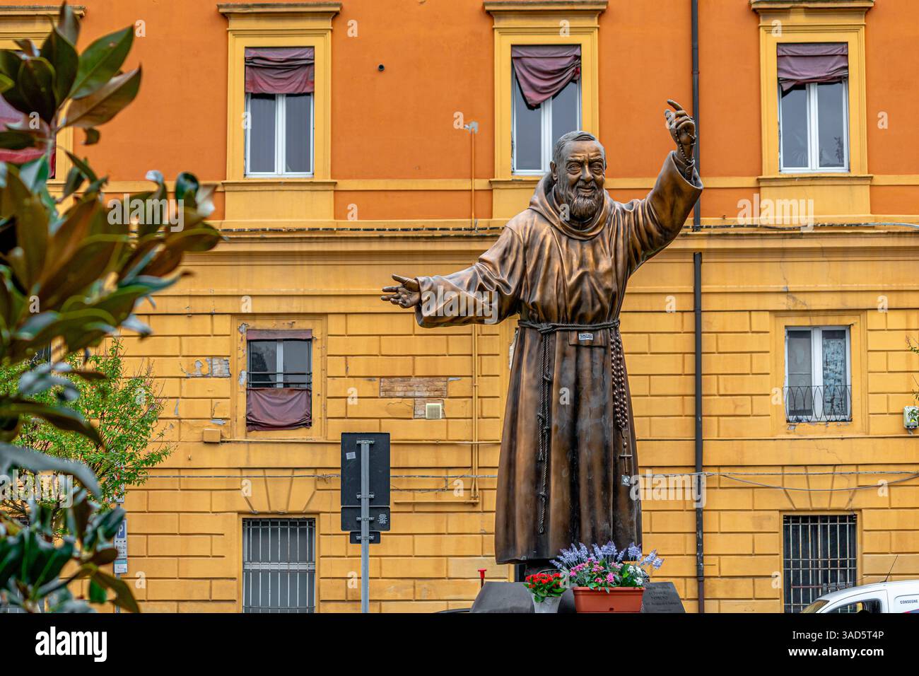 Una statua di padre Pio, padre Pio in Piazza di porta Saragozza a Bologna Foto Stock