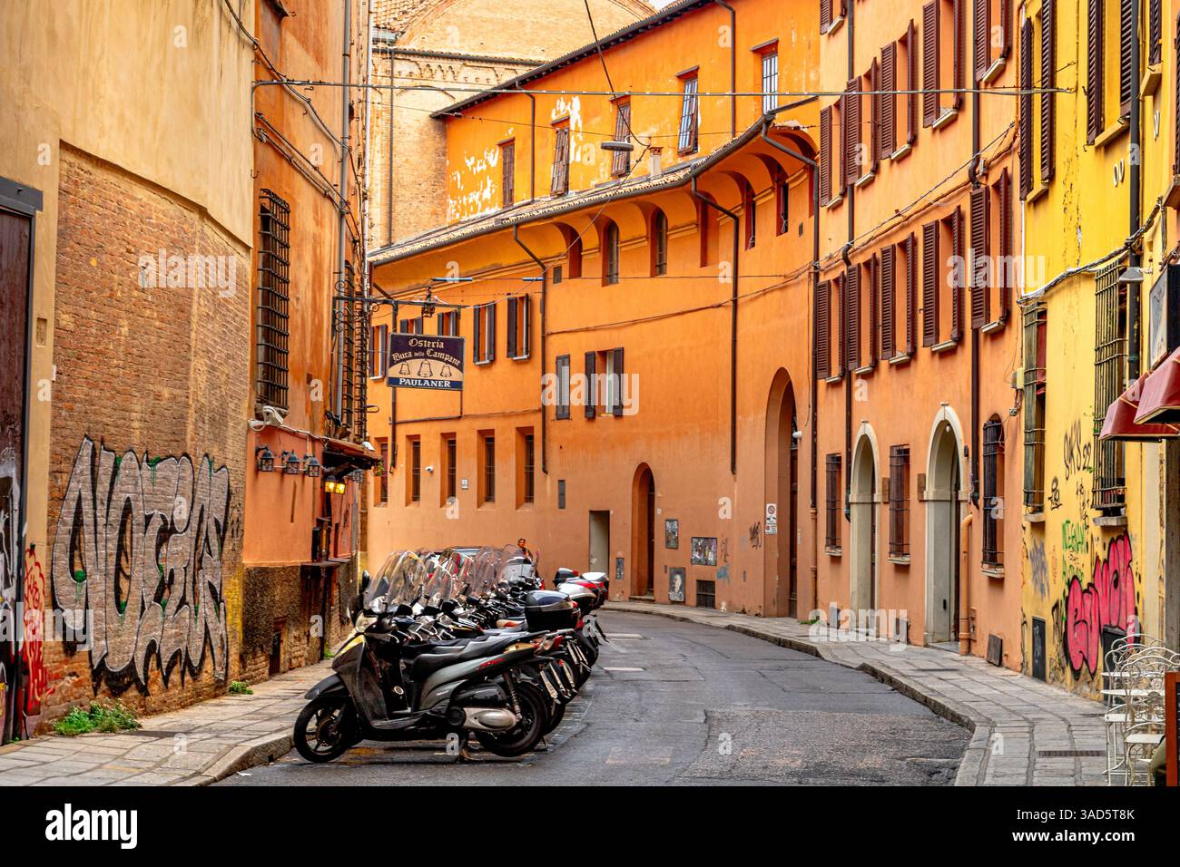 Scooter parcheggiati in via Benedetto XIV, una strada di Bologna Foto Stock