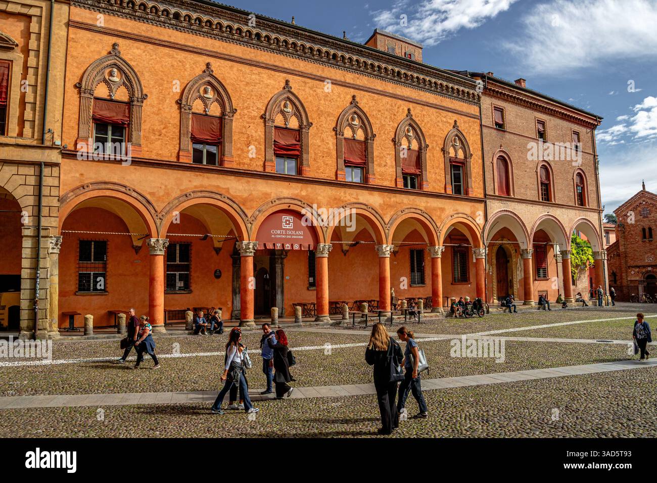 Il portico e l'ingresso alla Corte Isolani, una galleria di negozi e ristoranti situata in Piazza Santo Stefano a Bologna, Italia Foto Stock