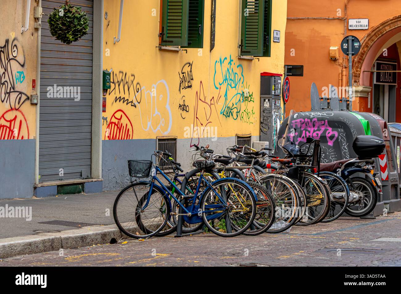 Biciclette parcheggiate in via Castiglione, una tranquilla strada secondaria a Bologna Foto Stock