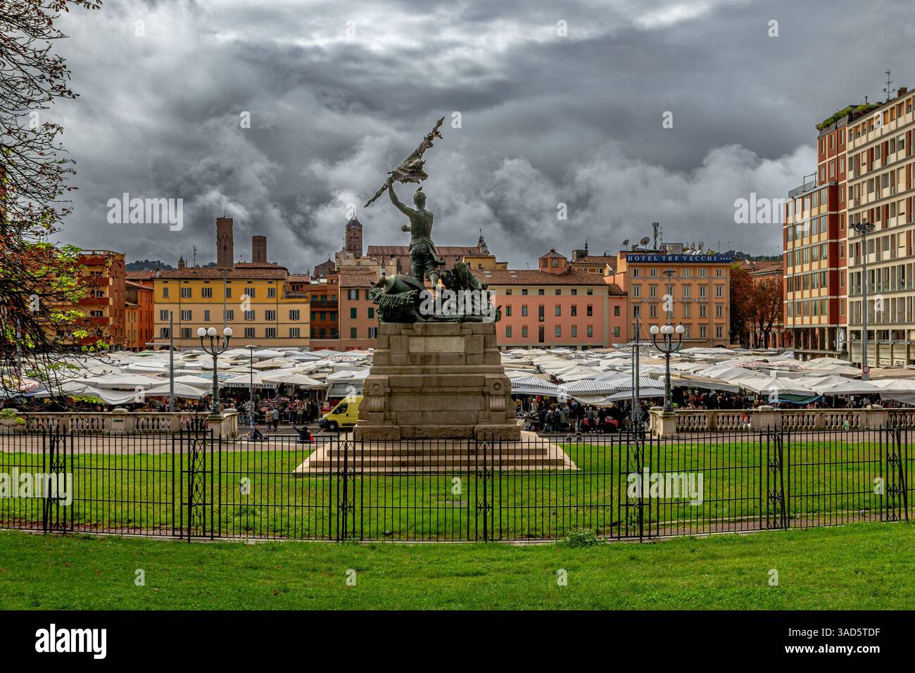 Di fronte a la Piazzola si trova un grande mercato all'aperto in Piazza VIII Agosta, Bologna Foto Stock