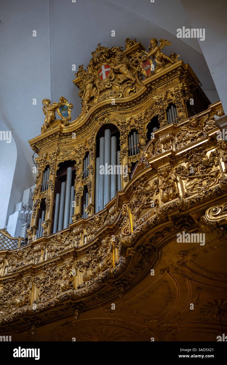 Grande organo dorato nel Duomo di Torino, lo stesso luogo sacro che ospita la rinomata Sindone di Torino. Presenta ornate artistiche barocche Foto Stock