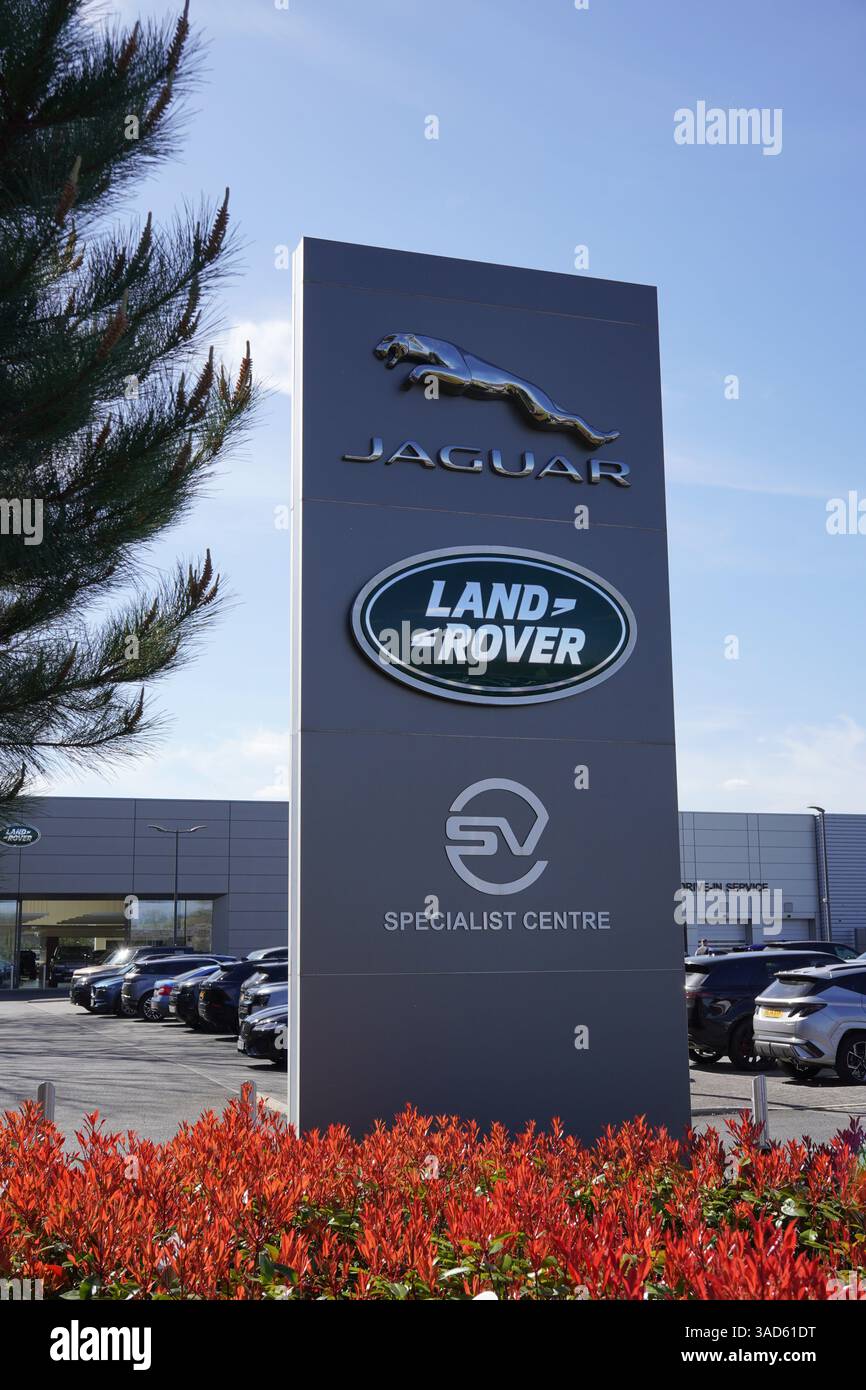 Southampton, Inghilterra, 31 marzo 2025 - logo Jaguar Land Rover del produttore britannico di auto di lusso. Cartello per showroom di vendita auto. Industria automobilistica Foto Stock
