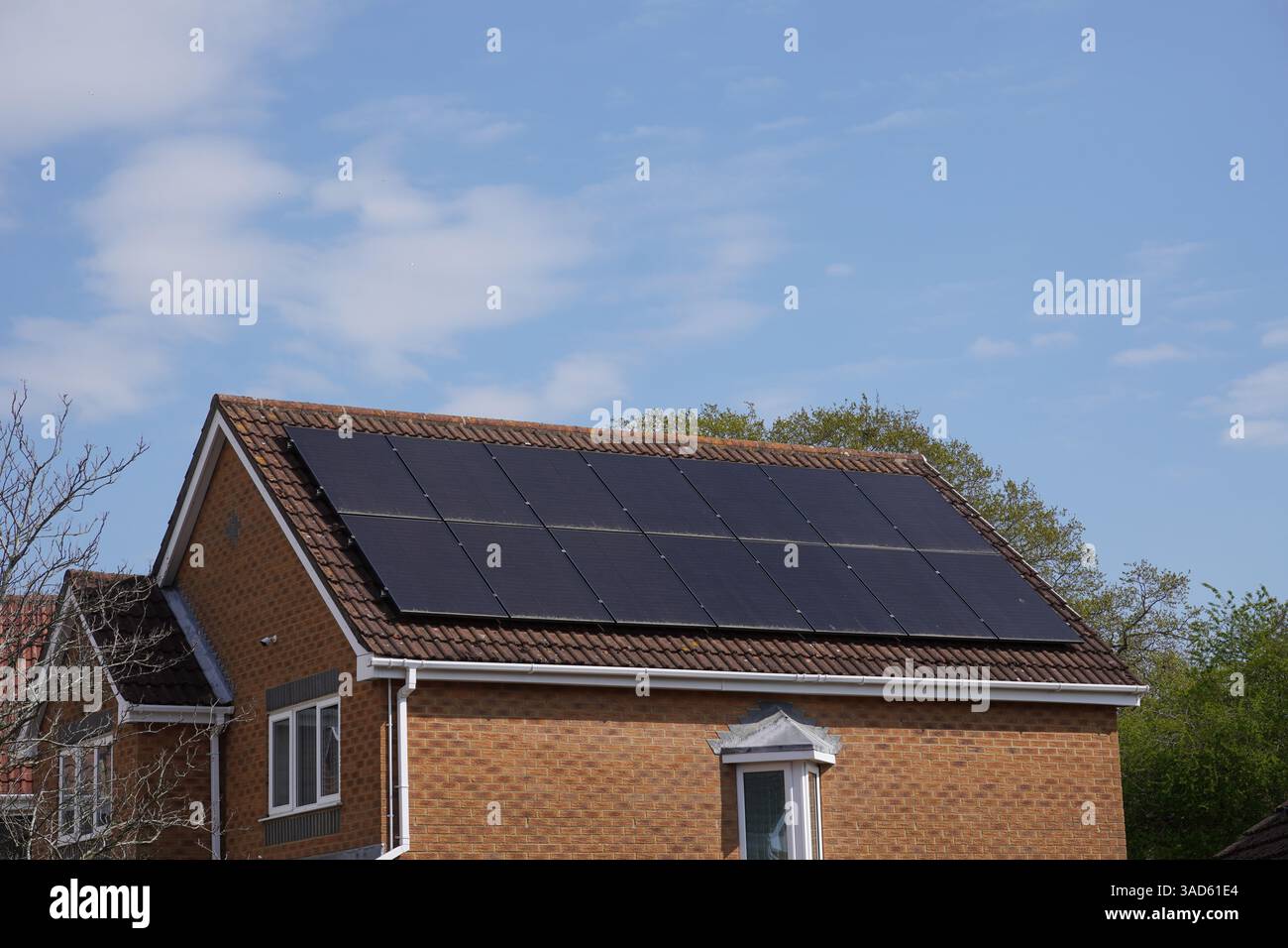 Pannelli a energia solare sul tetto della casa nel Regno Unito. Fonte di energia ecologica alternativa. Celle solari fotovoltaiche installate sul tetto della casa Foto Stock