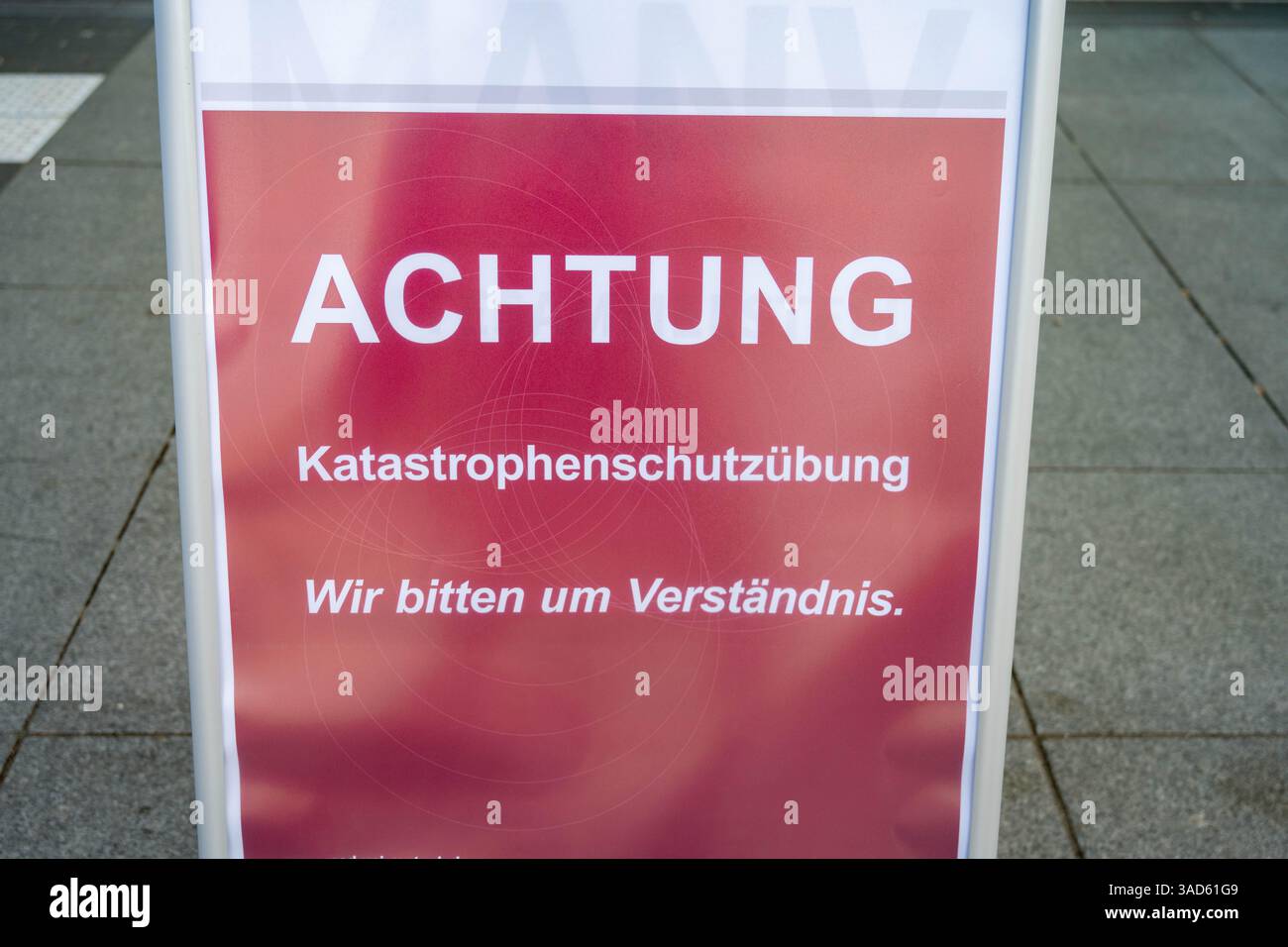 Rostock, Germania. 5 aprile 2025. Un cartello con la scritta "attenzione esercizio di controllo delle catastrofi" viene visualizzato durante un incidente simulato con 40 feriti a seguito di un'esplosione in un evento sportivo e conseguente panico di massa. Nella più grande simulazione di un disastro di massa a Rostock University Medical Centre, l'organizzazione di cure mediche in caso di crisi è stata testata. Crediti: Stefan Sauer/dpa/Alamy Live News Foto Stock