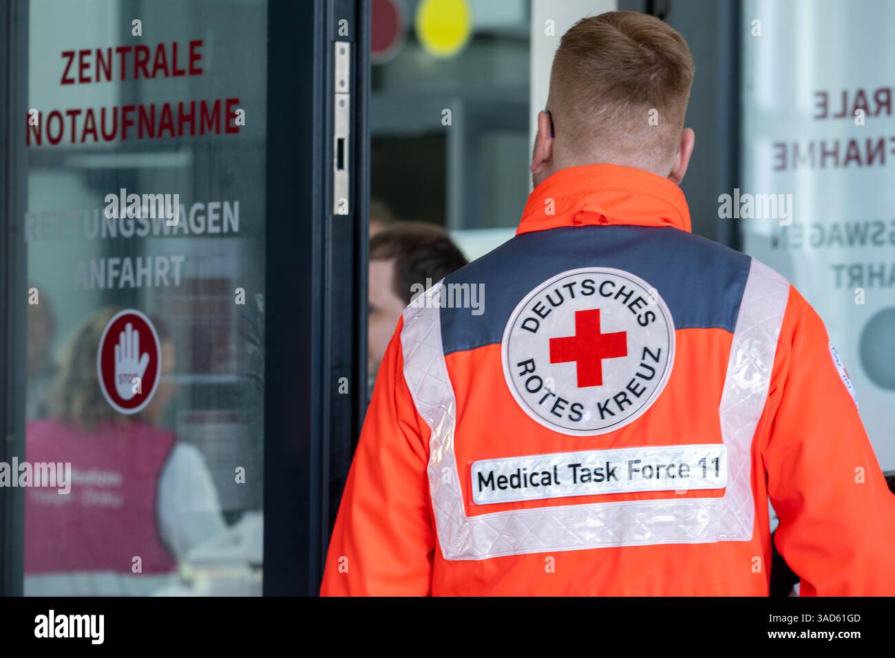 Rostock, Germania. 5 aprile 2025. Personale infermieristico volontario e squadre mediche durante un incidente simulato con 40 feriti a seguito di un'esplosione in un evento sportivo e conseguente panico di massa. Nella più grande simulazione di un disastro di massa al Rostock University Medical Centre, è stata testata l'organizzazione delle cure dei pazienti in caso di crisi. Crediti: Stefan Sauer/dpa/Alamy Live News Foto Stock