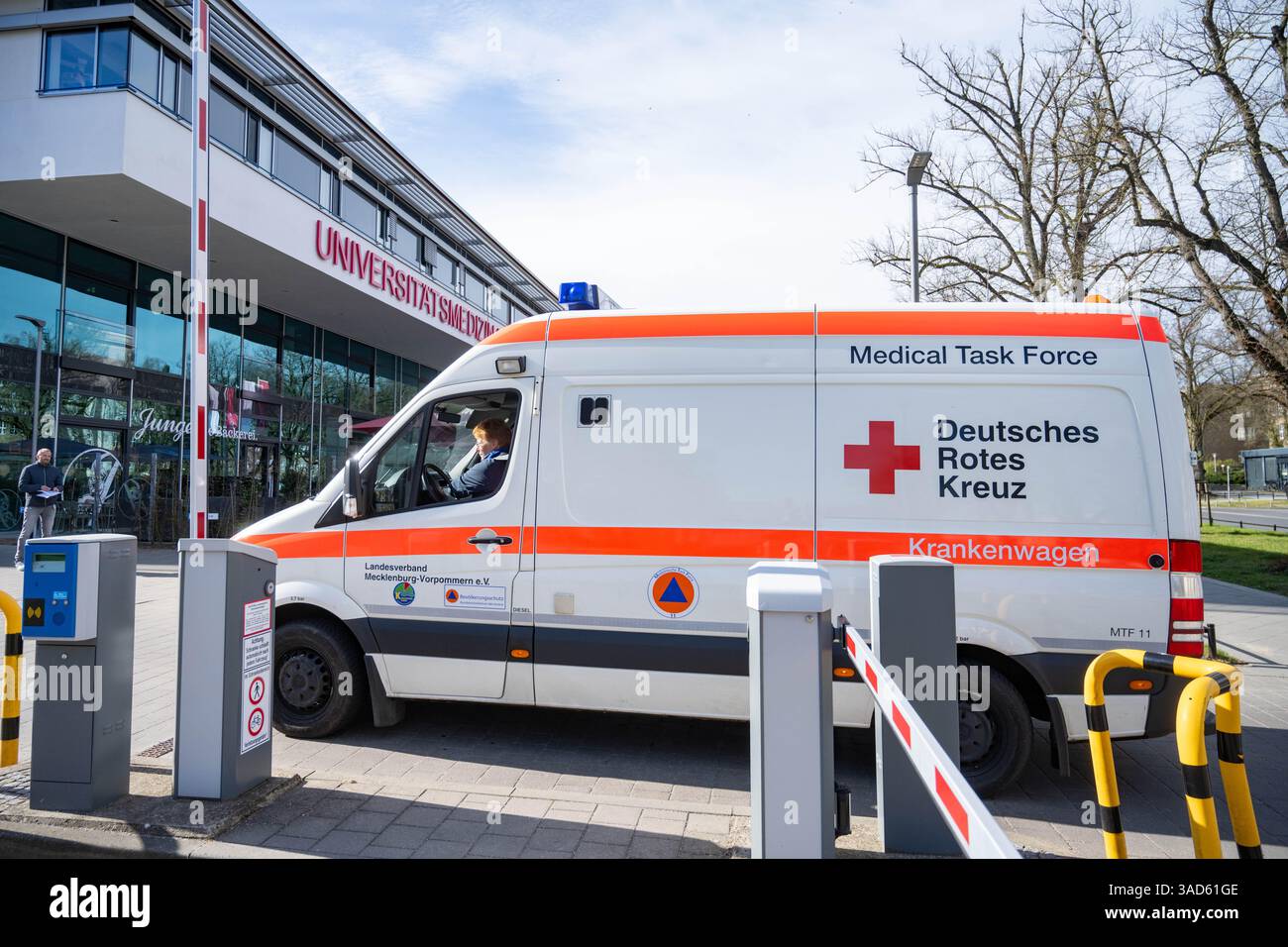 Rostock, Germania. 5 aprile 2025. Un'ambulanza guida al Rostock University Medical Center durante un incidente simulato con 40 persone ferite dopo un'esplosione in un evento sportivo e il conseguente panico di massa. Nella più grande simulazione di un incidente di massa fino ad oggi presso Rostock University Medical Centre, l'organizzazione di cure mediche in caso di crisi è stata testata. Crediti: Stefan Sauer/dpa/Alamy Live News Foto Stock