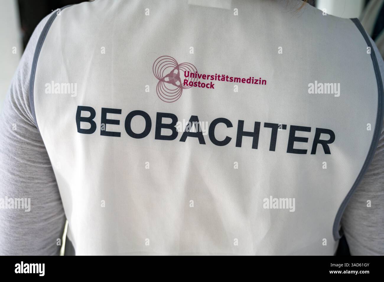 Rostock, Germania. 5 aprile 2025. Personale infermieristico volontario e squadre mediche durante un incidente simulato con 40 feriti a seguito di un'esplosione in un evento sportivo e conseguente panico di massa. Nella più grande simulazione di un disastro di massa al Rostock University Medical Centre, è stata testata l'organizzazione delle cure dei pazienti in caso di crisi. Crediti: Stefan Sauer/dpa/Alamy Live News Foto Stock