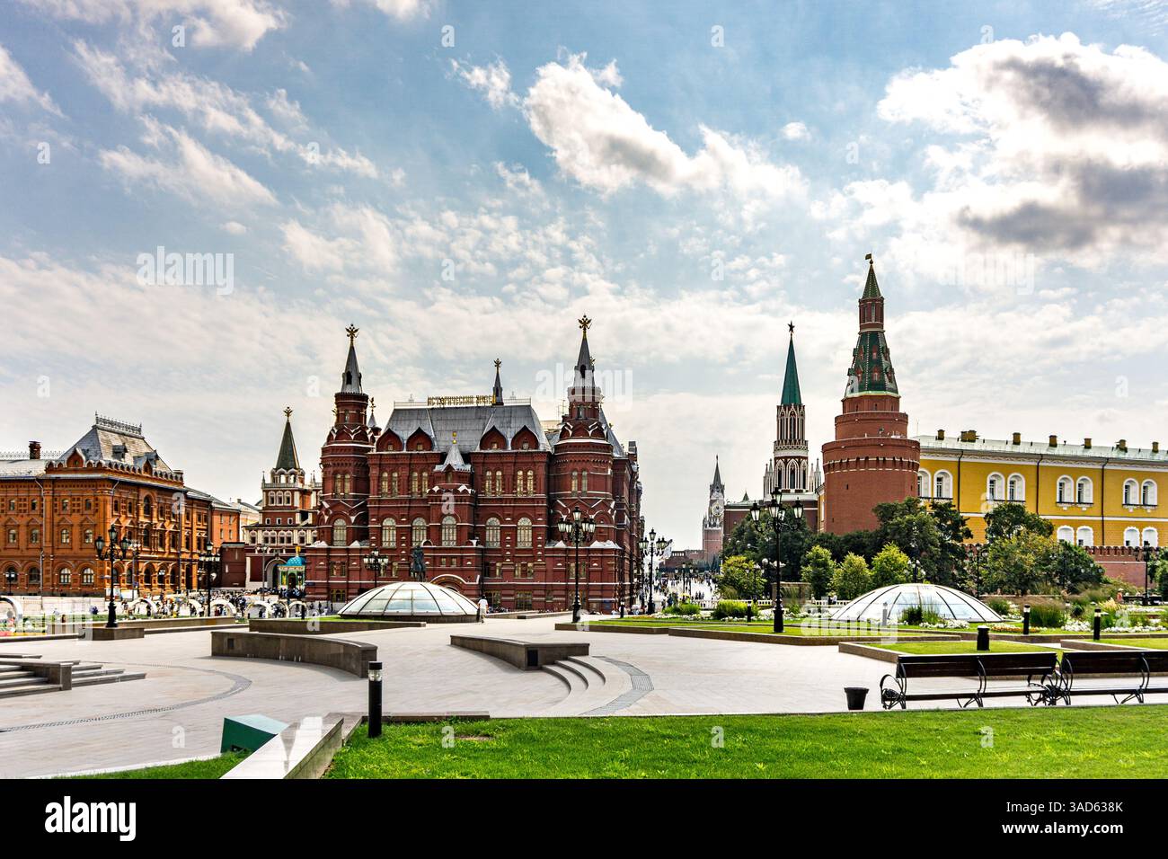 Una piazza della città giardino alexander a Mosca in Russia con un grande edificio sullo sfondo. Ci sono delle panchine e alcune persone sedute su di loro Foto Stock