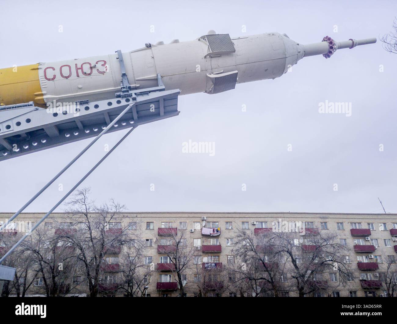 Razzo sovietico con la parola "Sojuz" (in russo) nella città kazaka di Baikonur, conosciuta per il famoso cosmodromo e rampa di lancio per Roskosmos. Foto Stock