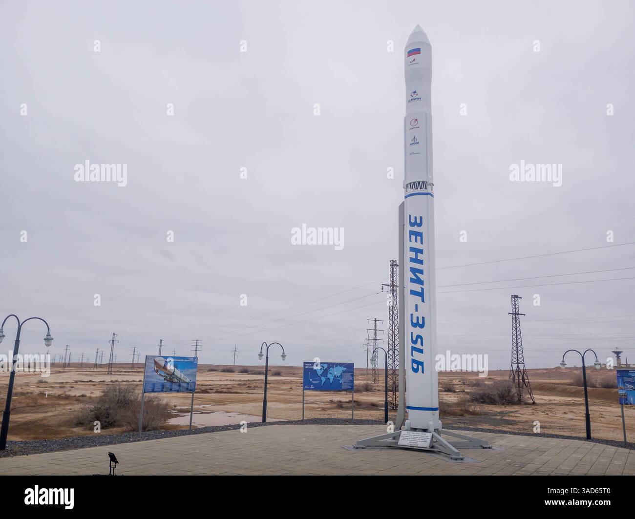 Foto orizzontale della replica del razzo Zenit nello spazioporto di Baikonur in Kazakistan, un importante centro di lancio russo e cosmodromo. Foto Stock