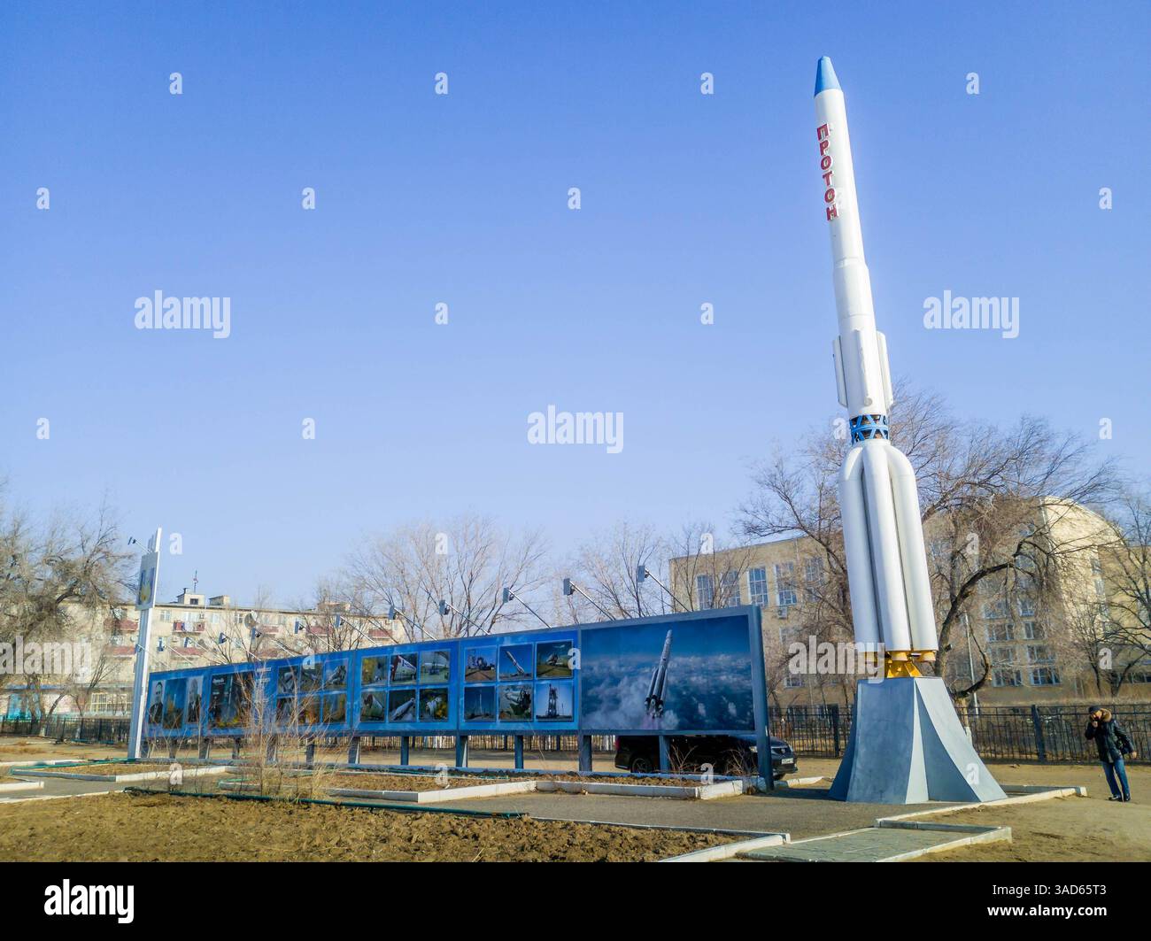 La replica russa del razzo spaziale Proton nella città kazaka di Baikonur, affittata dalla Russia per l'esplorazione spaziale, il cosmodromo e l'aceport. Foto Stock