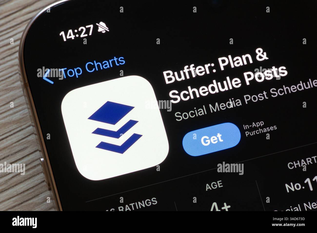 OSTRAVA, CECHIA - 23 NOVEMBRE 2024: Apple App Store con buffer social media mobile schedule application da installare sul dispositivo iOS Foto Stock