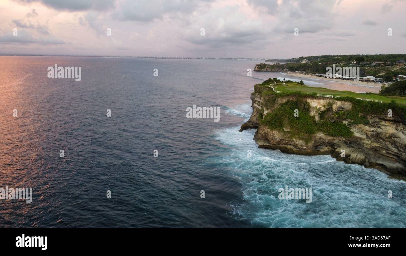 Drone shot della costa oceanica di Uluwatu vicino a Dreamland Beach Foto Stock