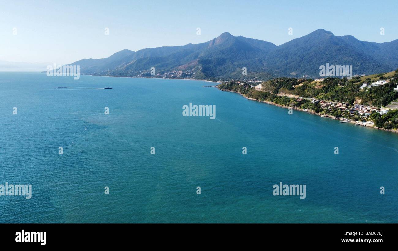 Volo in droni sulla splendida isola di Ilhabela in Brasile Foto Stock