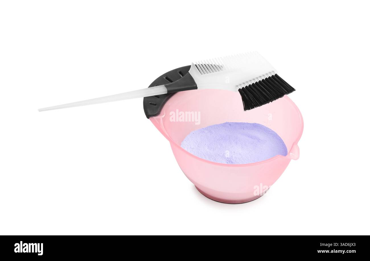 Recipiente con polvere sbiancante per capelli e spazzola isolata su bianco Foto Stock