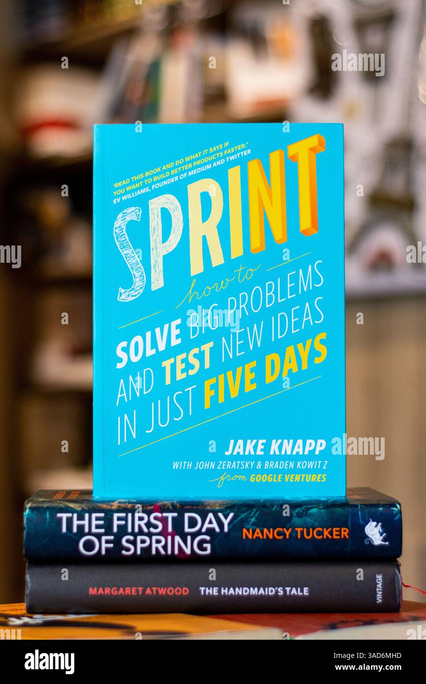 Primo piano del libro di Jake Knapp "Sprint: How to Solve Big Problems and test New Ideas in just five days" in libreria. Foto Stock