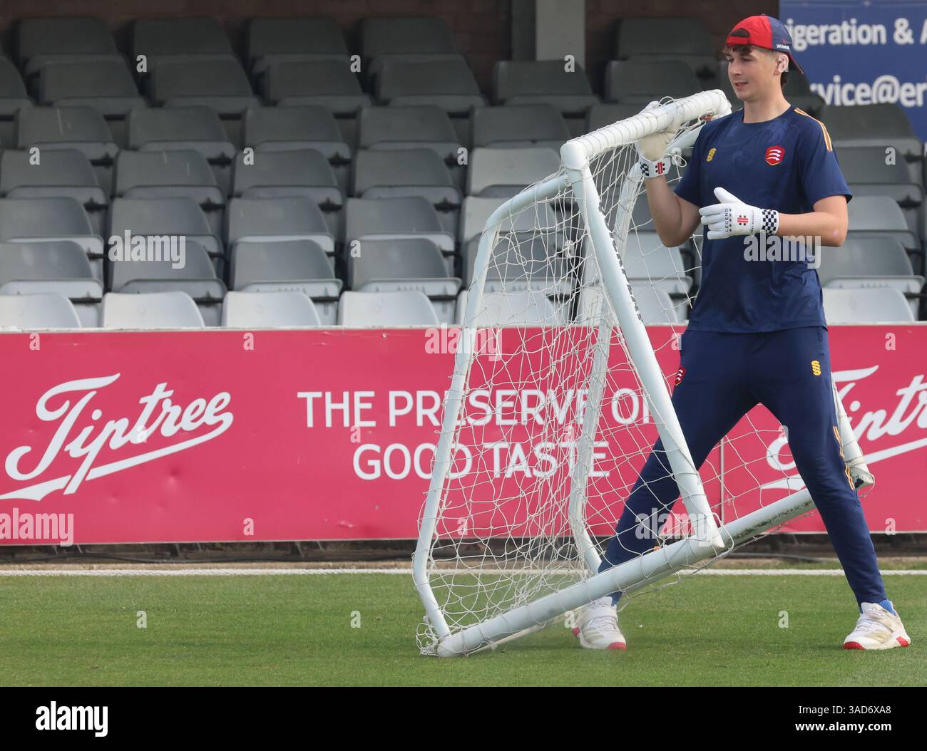 Chelmsford, Regno Unito. 4 aprile 2025. CHELMSFORD, INGHILTERRA - Mackenzie Jones dell'Essex durante la partita di cricket 1 giorno del Rothesay County Championship Division tra Essex e Surrey all'Ambaassador Cruise Line Ground, Chelmsford, Essex il 4 aprile 2025 a Chelmsford, Inghilterra. Crediti: Action foto Sport/Alamy Live News Foto Stock